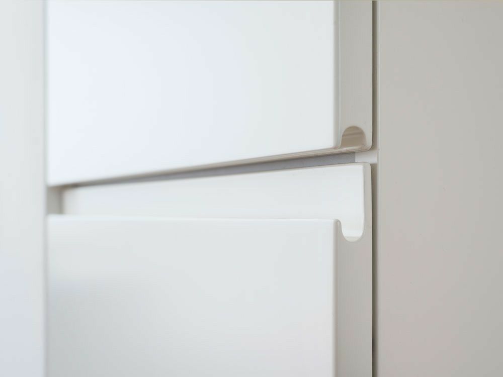 Local milled grip in the top edge of a light-coloured front