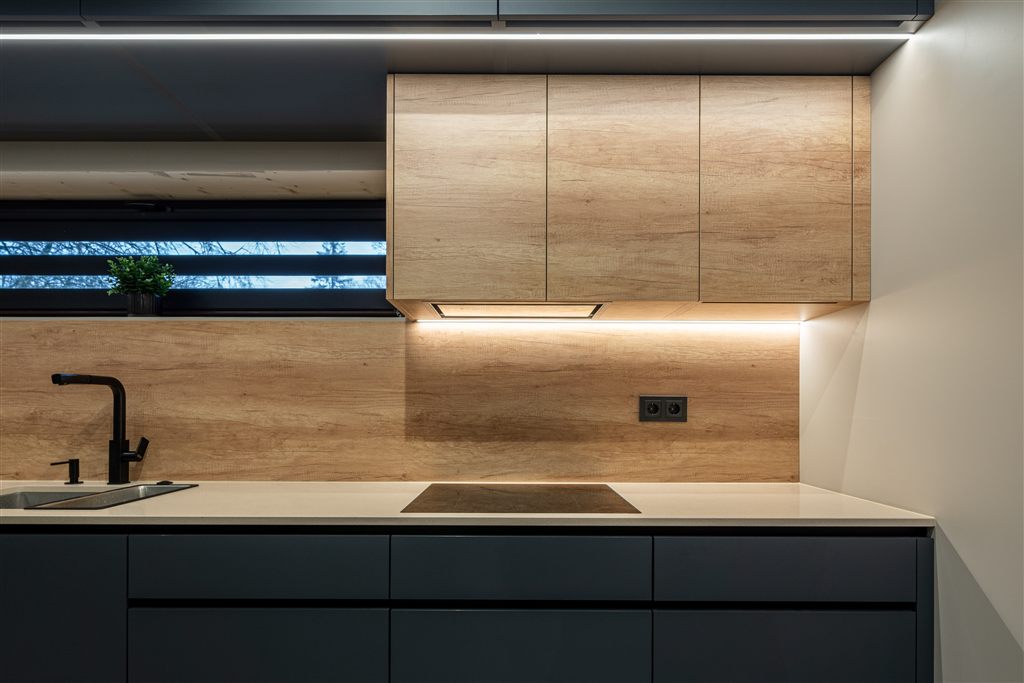 Wood-decor upper fronts, splashback and countertop next to dark fronts